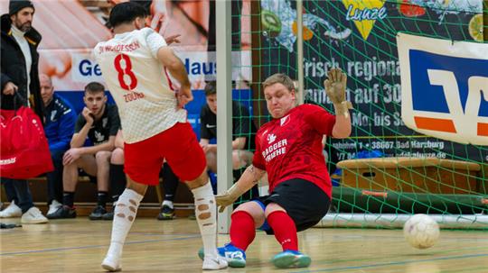 Der Vienenburger Felix Ebeling (r.) nimmt die Doppelfunktion als Torhüter uns Aufbauspieler ein und wird sogar mit sieben Treffern erfolgreichster Torschütze des Turniers. Foto: Drechsler
