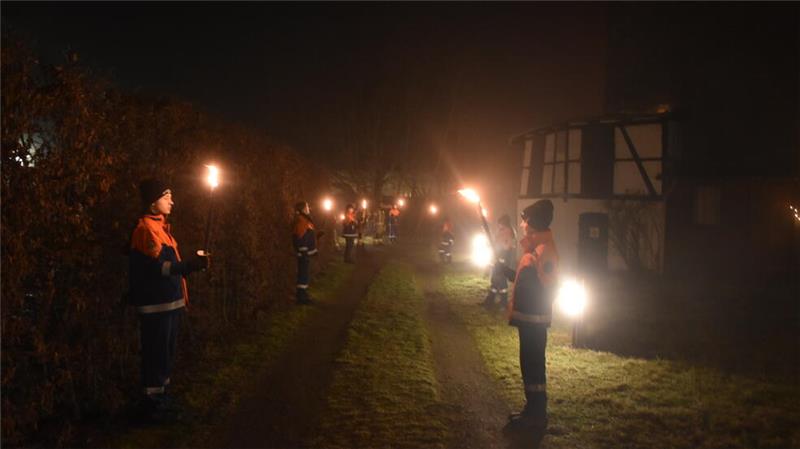 Der Vienenburger Feuerwehrnachwuchs sorgt für die Beleuchtung auf dem Weg zur Burg.