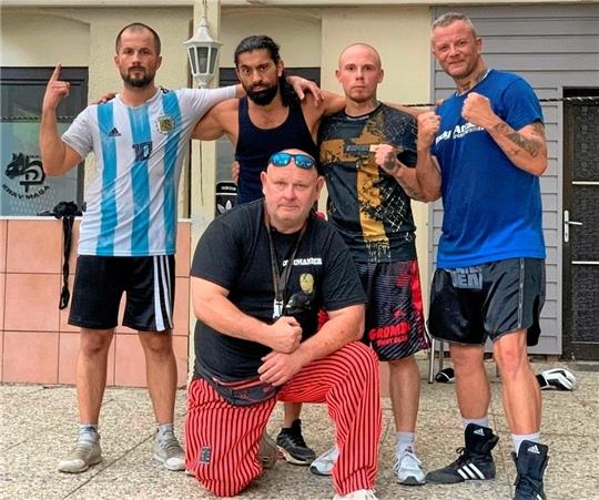 Der Vienenburger Jan Camp (li.) wird bei der 1. Großen Goslarer Boxgala den Hauptkampf bestreiten. Auch sein Bruder Nils (2.v.r.) wird in den Ring steigen. Promoter des Abend ist Timur Lock (re.). Foto: Privat