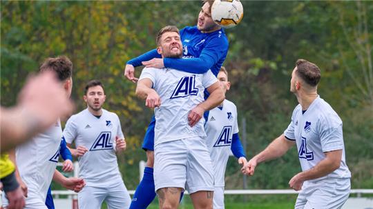Der Vienenburger Julian Laue gewinnt ein Kopfballduell gegen Othfresens Lukas Quadt. Am Ende behalten die Gastgeber die Hoheit im eigenen Stadion. Foto: Drechsler
