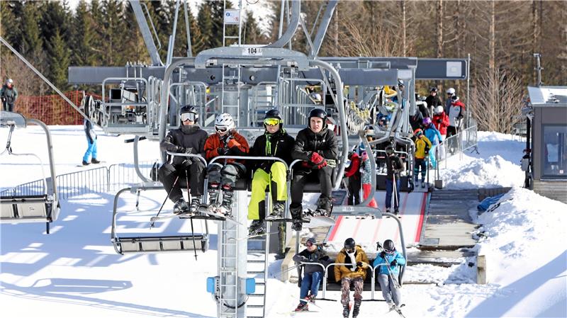 Braunlage: Die Skisaison ist noch nicht beendet Der Vierer-Sessel-Lift ist am Wochenende gut gebucht.