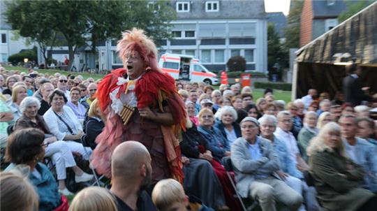 "Der Vogelfänger bin ich ja": Papageno (Bert Mario Temme) verbreitet gute Laune vor der Kaiserpfalz.