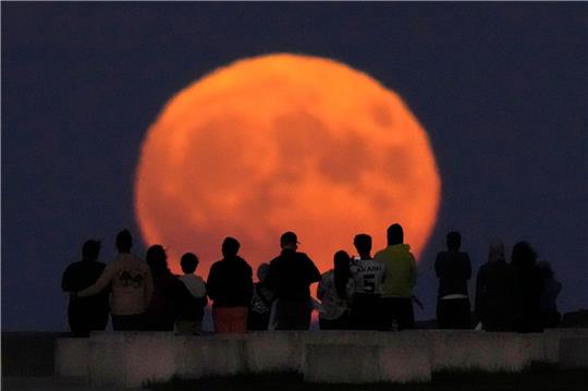 Der Vollmond erhebt sich über dem Lake Michigan.