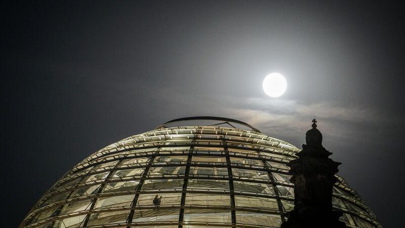 Der Vollmond leuchtete hell über der Kuppel des Reichstagsgebäudes.