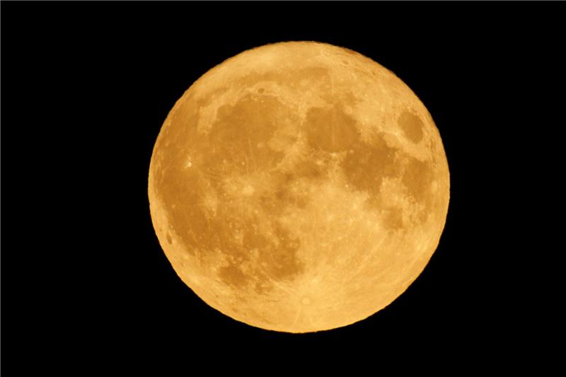 Erneut großer Vollmond am Nachthimmel im August Der Vollmond war Anfang August über dem Tempelhofer Feld zu sehen.