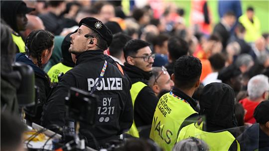 Der Vorfall in der Verlängerung sorgte für ein Großaufgebot an Sicherheitskräften und medizinischem Personal auf der Tribüne.