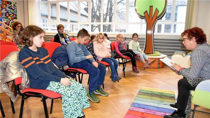 Der Vorlesetag in der Stadtbibliothek wird mit der lesenden Bürgermeisterin Renate Lucksch wird gut angenommen.