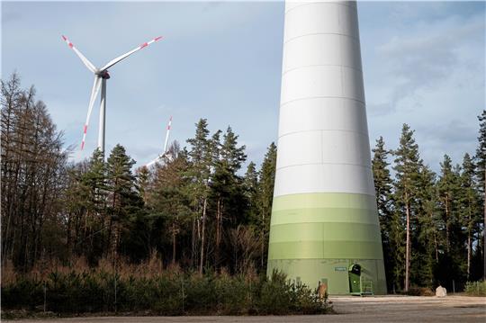 Der Vorplatz einer Windkraftanlage mit Eingangstür in einem Waldgebiet in Bayern. Auch im Harz könnten bald auf Waldflächen Windräder gebaut werden, jedenfalls gibt es entsprechende Initiativen dafür. Foto: dpa