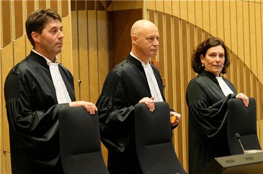 Der Vorsitzende Richter Hendrik Steenhuis (M) vor der Urteilsverkündung.