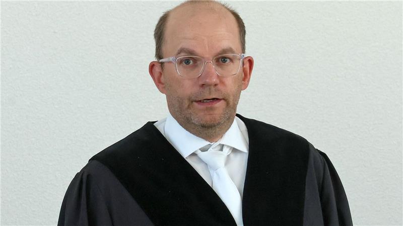 Fall Fabian: Viele Spuren und noch mehr Fragen Der Vorsitzende Richter Holger Schütt warnte die Zuschauer vor Beginn des Prozesses vor schwer zu ertragenen Fotos, die gezeigt würden.