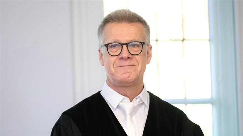 Der Vorsitzende Richter appelliert an die Angeklagte, an sich zu arbeiten. (Archivbild)
