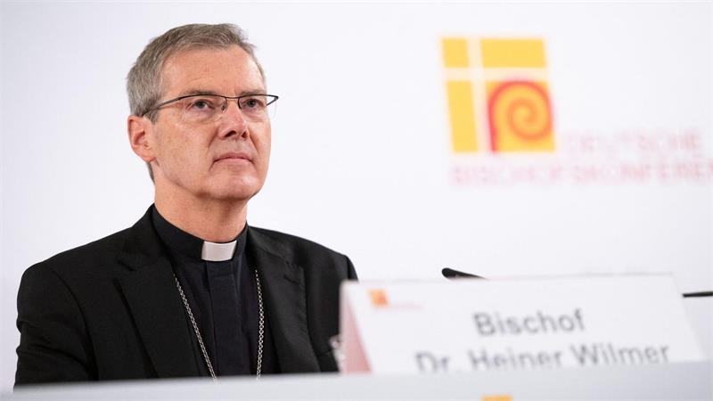 Der Vorsitzende der Bischofskonferenz, Heiner Wilmer, verweist auf Menschenwürde, Nächstenliebe und demokratische Kultur als Antwort der Kirche.