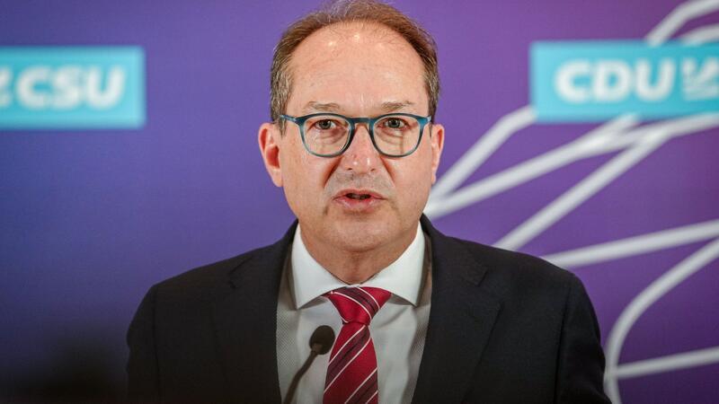 Der Vorsitzende der CSU-Abgeordneten im Bundestag, Alexander Dobrindt, erwartet nach der US-Ankündigung zur Aufrüstung in Deutschlands Konsequenzen von Kanzler Olaf Scholz, SPD. 