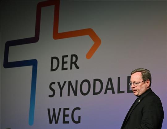 Der Vorsitzende der Deutschen Bischofskonferenez Georg Bätzing vor Beginn der Synodalversammlung in Frankfurt.