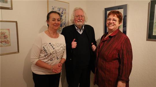 Der Vorsitzende der Harzer Künstlergilde Sidney Gromnica mit den ausstellenden Künstlerinnen Mihaela Weiss (l.) und Antje Löffler.