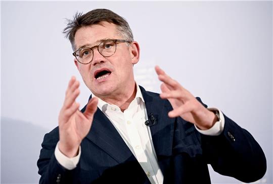Der Vorsitzende der Länderchef-Konferenz Boris Rhein (CDU) fordert mehr Geld für Migranten.