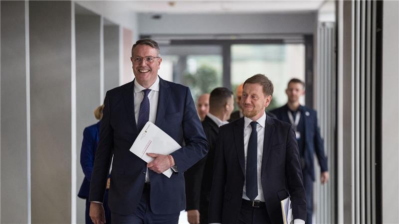 Länder gegen fixes Verbrenner-Aus und für Sozialstaatsreform Der Vorsitzende der Ministerpräsidentenkonferenz Alexander Schweitzer (SPD) und sein Vize, Michael Kretschmer (CDU) sehen sich als „Möglichmacher“.