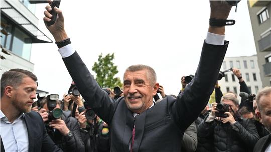 Der Vorsitzende der Oppositionsbewegung ANO, Andrej Babis, reagiert nach der Bekanntgabe des Wahlergebnisses. 