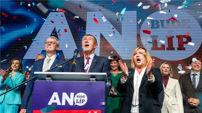 Der Vorsitzende der Oppositionsbewegung ANO, Andrej Babis (M), spricht nach der Bekanntgabe des Wahlergebnisses. 
