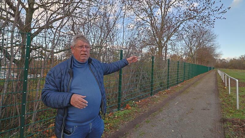 Der Weg ist noch weit, aber beim GSC geht es voran Der Vorsitzende des Goslarer SC 08, Burkhard Siebert, deutet auf den ersten Zaunabschnitt, den die Stadt zum Schutz vor Wildschweinen errichtet hat.