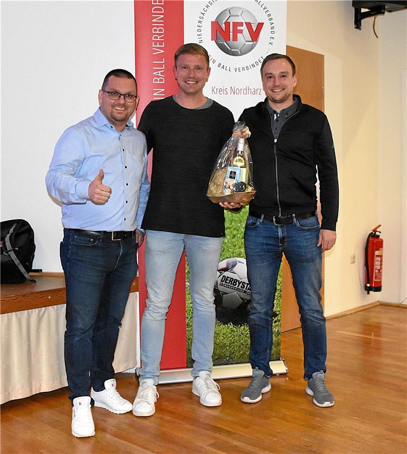 DFB- und Fifa-Referee Robert Schröder lässt die Schiris staunen Der Vorsitzende des Kreisschiedsrichterausschusses Daniel Masterson (l.) und der Beisitzer im Kreisschiedsrichterausschuss Rene Rose (r.) bedanken sich bei Fifa-Schiedsrichter Robert Schröder. Foto: Privat
