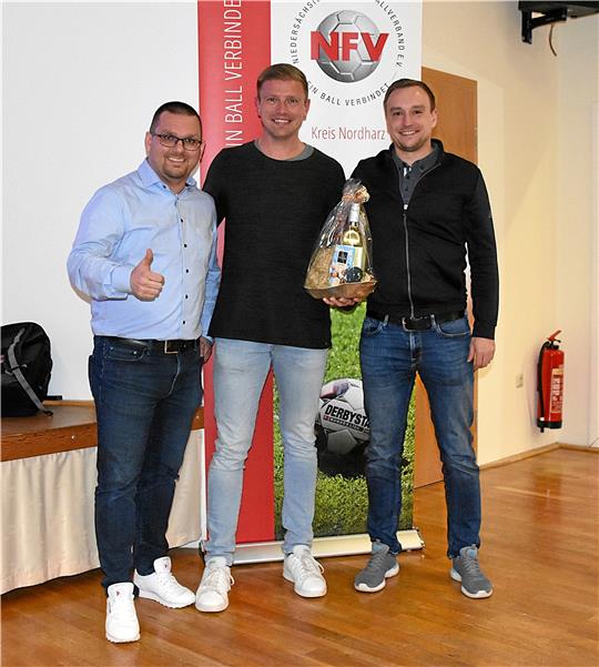 Der Vorsitzende des Kreisschiedsrichterausschusses Daniel Masterson (l.) und der Beisitzer im Kreisschiedsrichterausschuss Rene Rose (r.) bedanken sich bei Fifa-Schiedsrichter Robert Schröder.  Foto: Privat