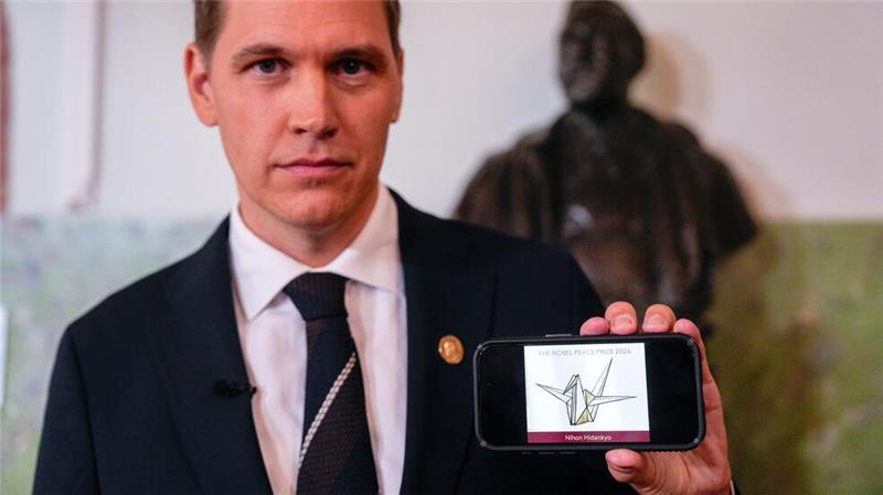 Friedensnobelpreis ehrt Hiroshima- und Nagasaki-Überlebende Der Vorsitzende des Nobelkomitees, Jørgen Watne Frydnes, zeigt das Logo der Gewinner-Organisation: eine stilisierte Friedenstaube.