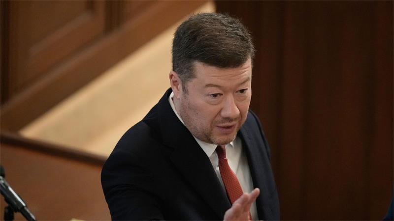 Streit um fehlendes Klopapier in Zügen wird zur Chefsache Der Vorsitzende des tschechischen Abgeordnetenhauses, Tomio Okamura, trifft zu einer Debatte im Parlament ein. (Archivbild)