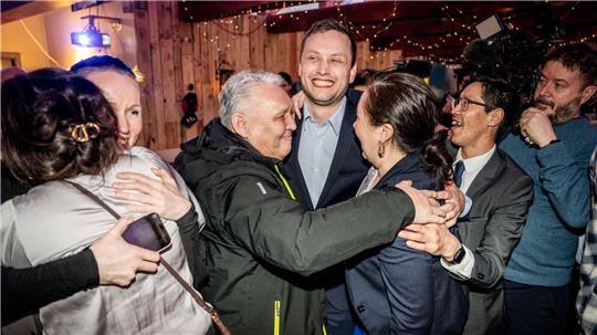 Der Vorsitzende von Demokraatit, Jens-Frederik Nielsen (Mitte), jubelt während der Wahlparty seiner Partei.