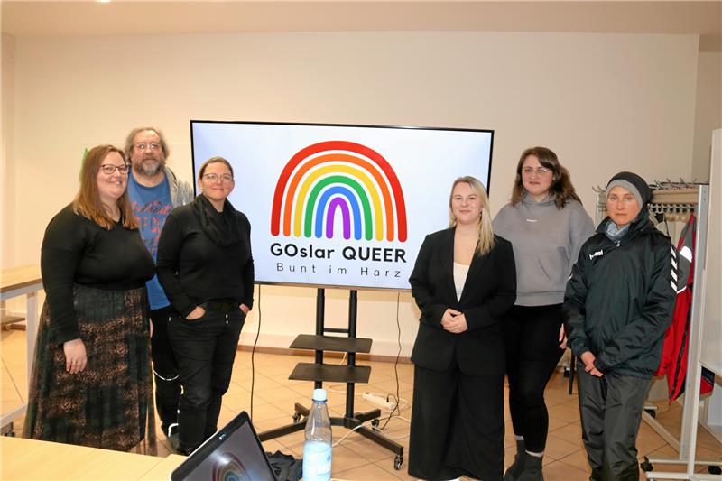 Goslar Queer: Jugendgruppe, Glaubenstreff und schwule Väter Der Vorstand: Vorsitzende Kara-Arietta Lissy (v.l.), Kassenführer Stefan Bolde-Müller, Beisitzerin Bianca Hartmann, Schriftführerin Nikita Leonie Pfannenschmidt, Vizevorsitzende Alexandra Berkhoff und Beisitzerin Julia Wiecha. Foto: Hartmann