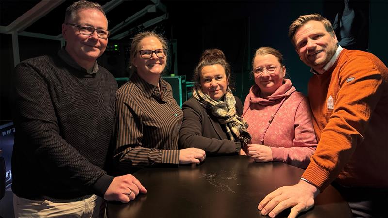 Die fünf Vorstandsmitglieder der Bürgerliste Stephen Buchholz, Ines Kühne, Karen Ruppelt, Meike Lengersdorff-Bliemeister und Hauke Lattmann stehen an einem Tisch.