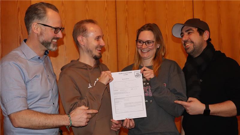 Vier Personen, die sich freuen. 