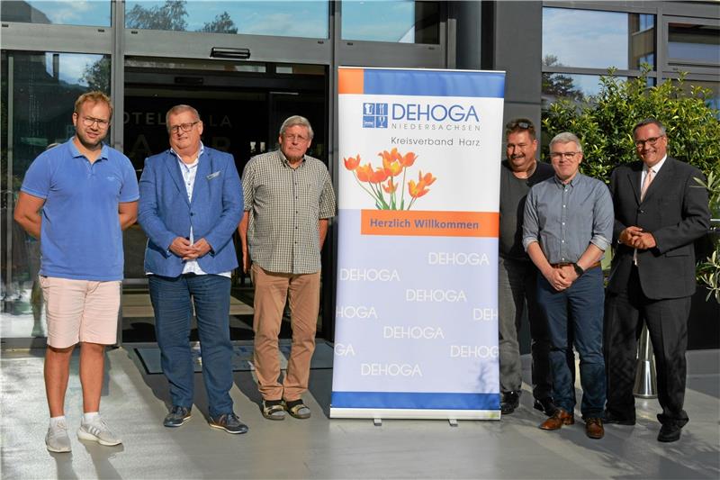 Harzer Dehoga-Verband sieht Gastbetriebe in Gefahr Der Vorstand des Dehoga-Harz (v. li.): Niklas Suliktsis, Axel Bender, Thomas Pfeifer, Stefan Krumnow, Jens Lutz und Geschäftsführer Mark Alexander Krack. Foto: Privat
