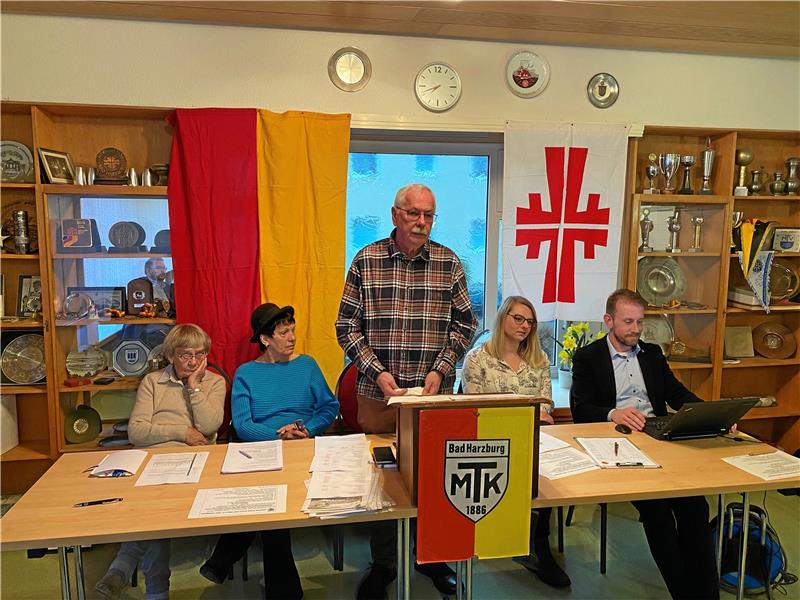 MTK Bad Harzburg schrammt an einer Krise vorbei Der Vorstand des MTK besteht jetzt noch aus der Vorsitzenden für Turnen und Sport Hanne-Lore Bruns (l.), dem Vorsitzenden für Öffentlichkeitsarbeit Eike Bruns (r.), der Schriftführerin Monika Franz (2.v.l.) und Sportwartin Marie Ellinghaus. Dr. Georg Nietfeld (stehend) ist aus seinem Amt als Vorsitzender Verwaltung ausgeschieden, sein Amt wie auch das des Schatzmeisters bleibt vakant. Foto: Schlegel