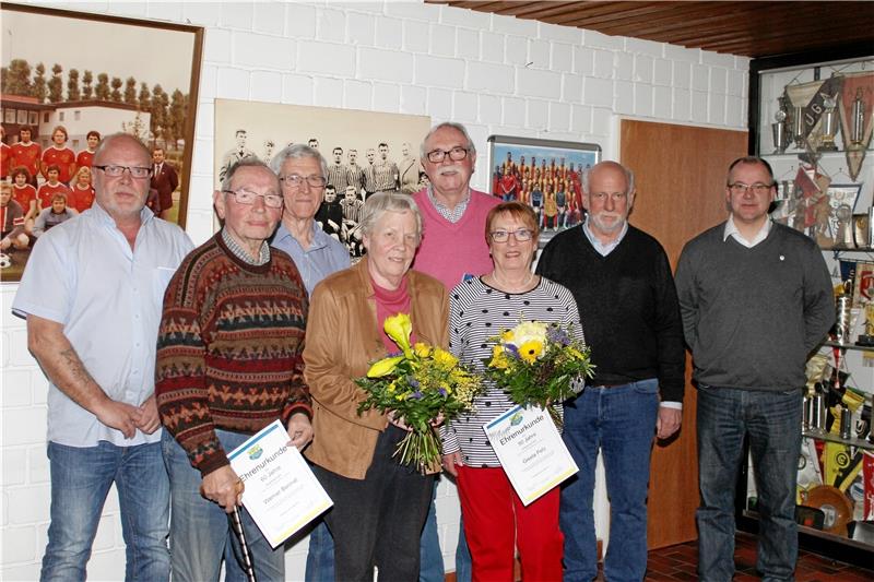 Mehr Mitglieder und gut laufende Kurse Der Vorstand des MTV Brunonia Harlingerode mit Thomas Sollorz (re.), Gerhard Marth (2.v.r) und Hermann Breustedt (3.v.l.) ehrt Rainer Buschbaum, Werner Bennat, Edith Bennat, Karl-Heinz Bennat und Gisela Pelz (von links). Fotos: Seltmann