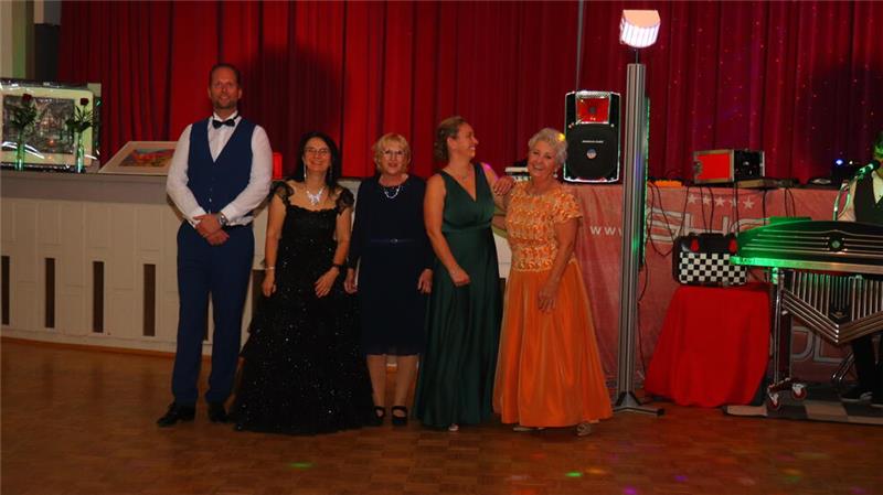 80 Gäste beim vierten Paul-Lincke-Ball in Hahnenklee Der Vorstand des Paul-Lincke-Freundeskreises: Patrick Adam, Catrin Kammer, Bärbel Widder, Ronja Vallespir-Ahrendts, Almuth Ahrendts (v.l.)
