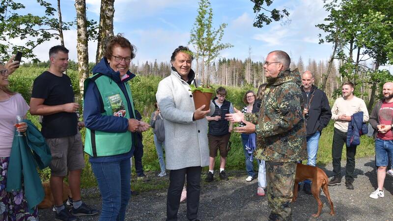 „Hearts Hotel“ Braunlage spendet 3333 Euro für Braunlager Bäume Der Vorstand des Vereins Braunlager Bäume mit Cornelia Ehrhardt (3.v.l.) und Uwe Meier (4.v.r.) bedankt sich bei Hotelchef Meik Lindberg für die 3333-Euro-Spende mit einem Lärchensetzling.