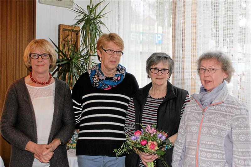 Der Vorstand mit Christa Benne, Regina Grondey, Ulrike Kleemann sowie Tafel-Ehrenamtliche Ute Holzke-Schüller (v.l.).