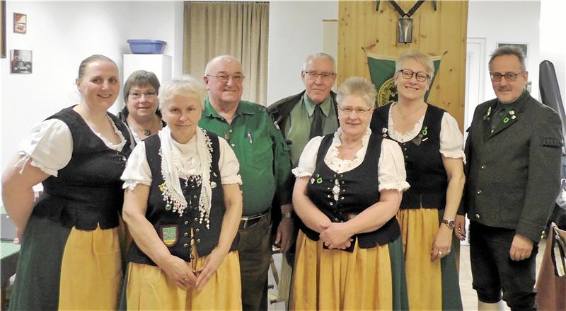 Der Vorstand mit den Geehrten, von links: Katja Fricke, Ulrike Schirmer, Regina Fröhlich, Wolfgang Hoffmann, Adolf Köhler, Irene Eller, Cornelia Meidenbauer und Rüdiger Kail .  Foto: Privat