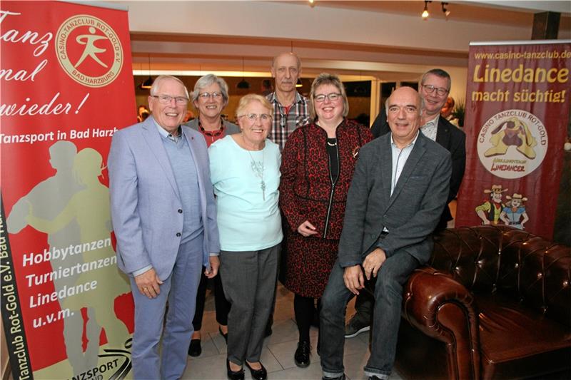 Der Vorstand um Jürgen Vogelbein (2.v.r.) hat sich verändert. Er besteht (v.l.) aus dem neuen Veranstaltungswart und bisherigen Jugendwart Wolfgang Seidel, der neuen Schriftführerin Erika Kolmsee, der 2. Vorsitzenden Ursula Seidel, dem neuen Jugendwart Frank Göhlmann, Schatzmeisterin Sandra Hundertmark-Patorra und Turnier- und Sportwart Dr. Frank Patorra.  Foto: Schlegel
