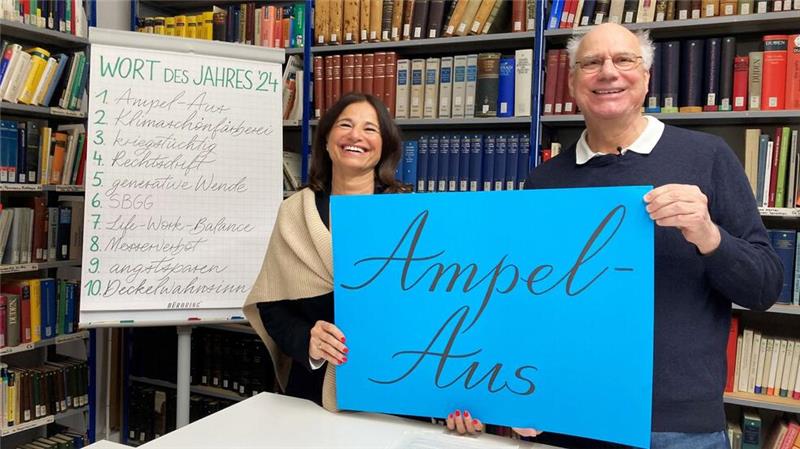 Der Vorstandsvorsitzende Peter Schlobinski (r) und die Geschäftsführerin Andrea-Eva Ewels der Gesellschaft für deutsche Sprache in Wiesbaden stellen das Wort des Jahres 2024 vor: „Ampel-Aus“. 