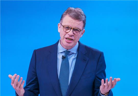 Der Vorstandsvorsitzender der Deutschen Bank, Christian Sewing, führte 2022 die Liste der Topverdiener an.