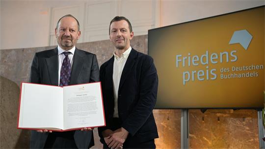 Der Vorsteher des Börsenvereins, Sebastian Guggolz (rechts), überreichte die Urkunde an Philippe Sands.