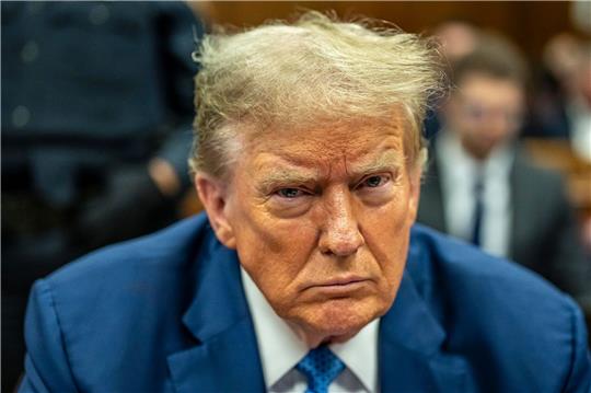 Der Vorwurf: Trump soll 130.000 Dollar Schweigegeld an eine Pornodarstellerin gezahlt und den Geldfluss danach falsch verbucht haben.