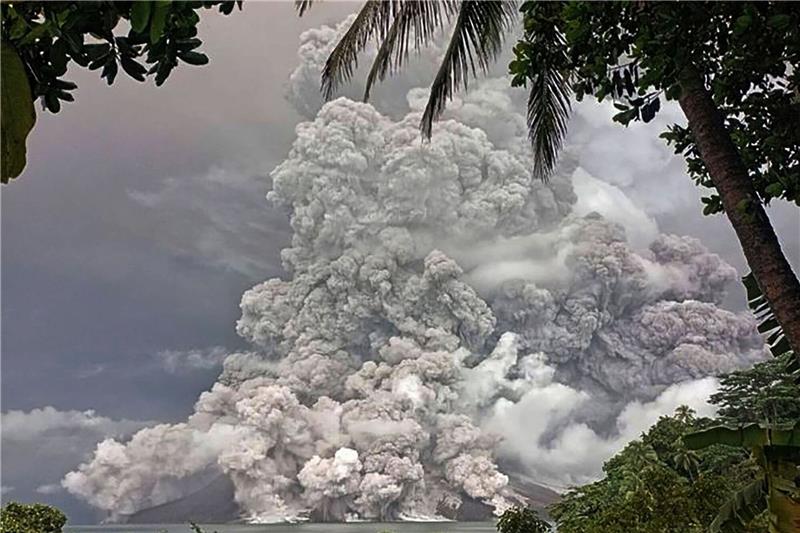 Evakuierungen nach neuem Ausbruch von Vulkan in Indonesien Der Vulkan Mount Ruang ist zum zweiten Mal innerhalb von zwei Wochen ausgebrochen und hat Asche fast zwei Kilometer hoch in den Himmel geschleudert.