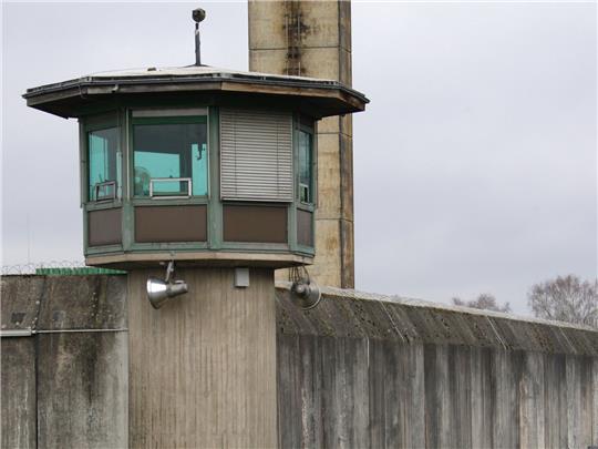 Der Wachturm der ehemaligen JVA Salinenmoor bei Celle ist auch noch heute ein markanter Punkt. Foto: dpa