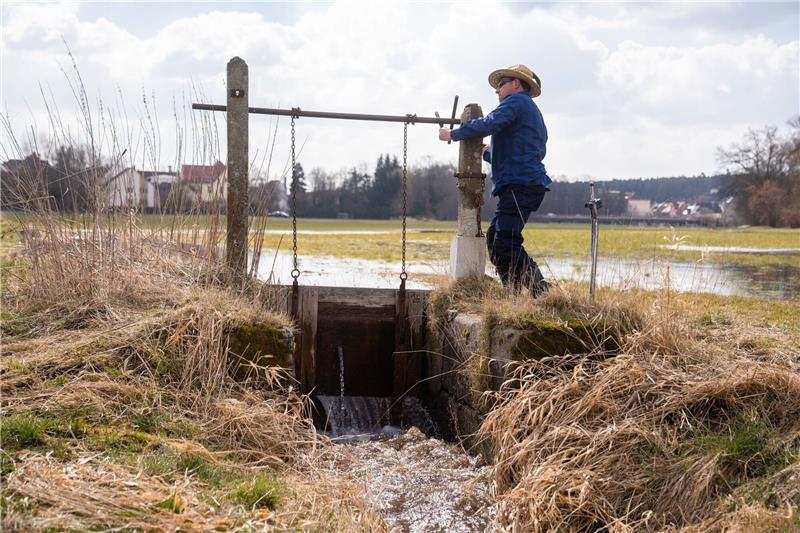 Traditionelle Bewässerung wird immaterielles Kulturerbe Der Wässerer Jürgen Zwingel öffnet eine Schleuse eines Wässergrabens im Ortsteil Reichelsdorf: Die Traditionelle Wiesenbewässerung ist von der Unesco zum immateriellen Kulturerbe ernannt worden.