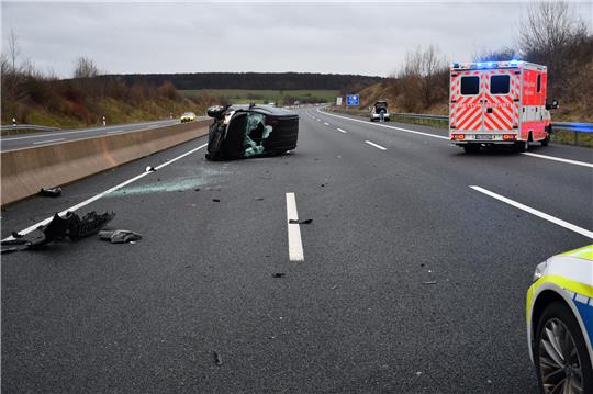 Der Wagen blieb auf der Seite liegen. Foto: Autobahnpolizei Hildesheim