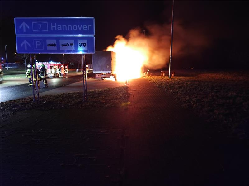 Der Wagen brannte lichterloh. Foto: Feuerwehr