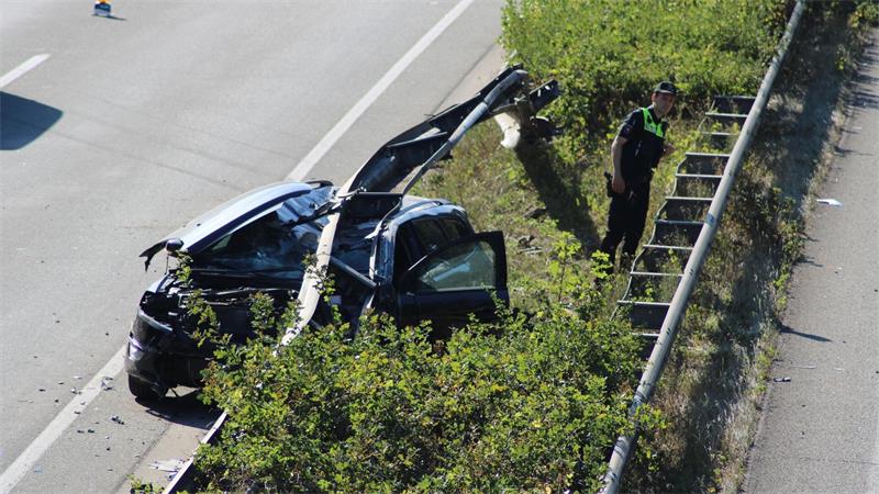 Der Wagen kam unter der Mittelleitplanke zum Stehen und musste abgeschleppt werden.